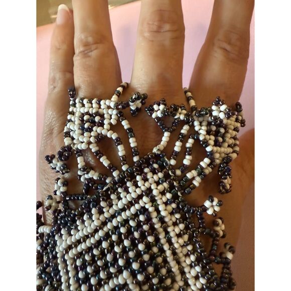 Black & white heart beaded glove - Picture 3 of 4